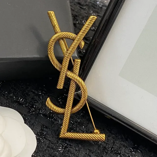 Saint Laurent रोप मोनोग्राम गोल्ड टोन ब्रोच 2