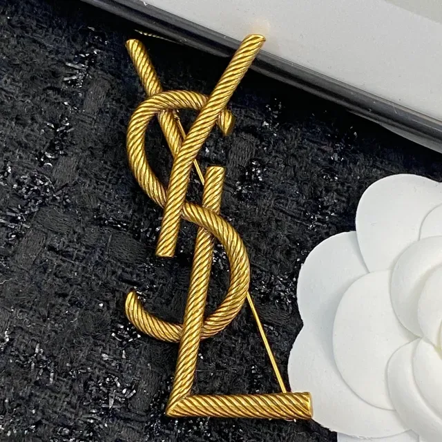 Saint Laurent रोप मोनोग्राम गोल्ड टोन ब्रोच 3