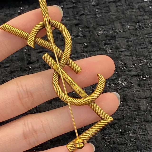 Saint Laurent रोप मोनोग्राम गोल्ड टोन ब्रोच 4