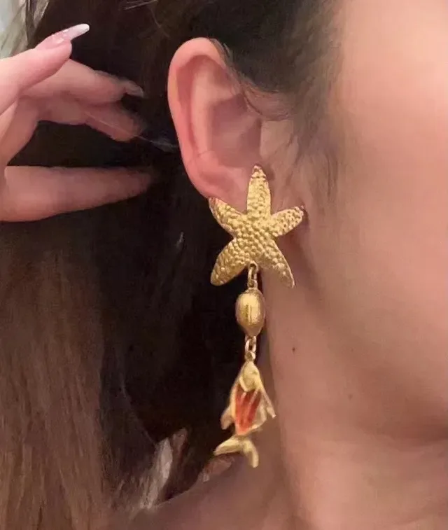 Saint Laurent স্টারফিশ এবং এনামেল ফিশ ড্যাঙ্গলিং ইয়াররিংস 3