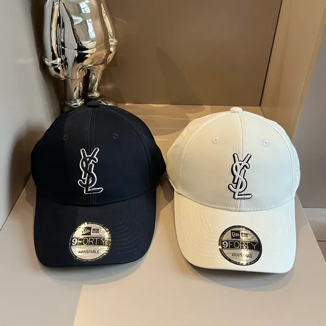 Saint Laurent x New Era 9FORTY काली एम्ब्रॉइडर्ड मोनोग्राम बेसबॉल कैप 2