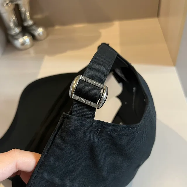 Saint Laurent x New Era 9FORTY काली एम्ब्रॉइडर्ड मोनोग्राम बेसबॉल कैप 4
