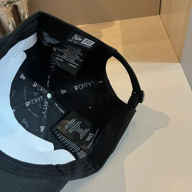 Saint Laurent x New Era 9FORTY काली एम्ब्रॉइडर्ड मोनोग्राम बेसबॉल कैप 5