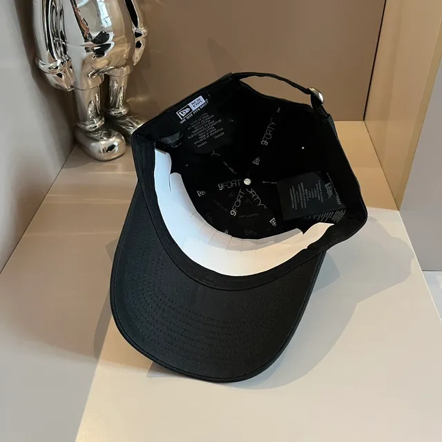 Saint Laurent x New Era 9FORTY काली एम्ब्रॉइडर्ड मोनोग्राम बेसबॉल कैप 6