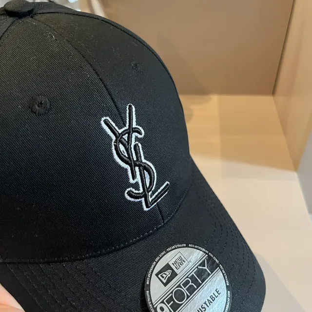 Saint Laurent x New Era 9FORTY काली एम्ब्रॉइडर्ड मोनोग्राम बेसबॉल कैप 7