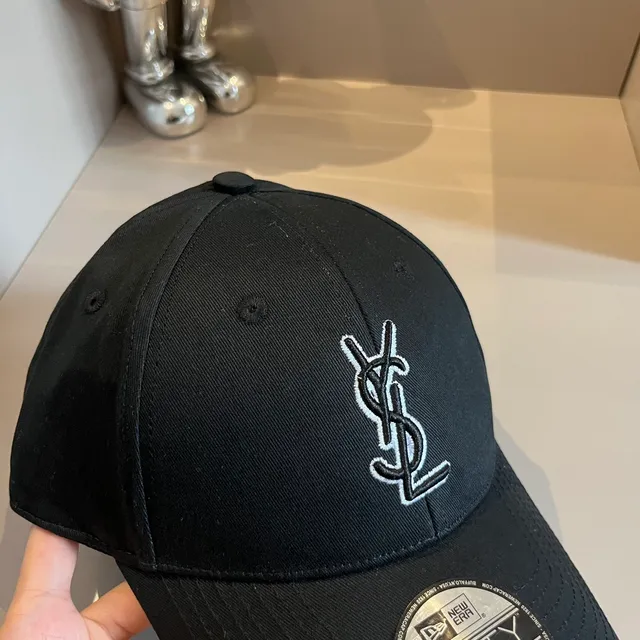 Saint Laurent x New Era 9FORTY काली एम्ब्रॉइडर्ड मोनोग्राम बेसबॉल कैप 8