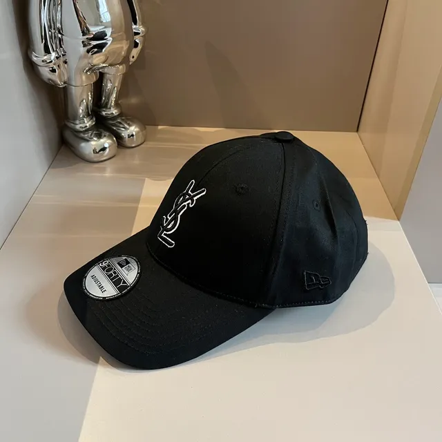 Saint Laurent x New Era 9FORTY काली एम्ब्रॉइडर्ड मोनोग्राम बेसबॉल कैप 9