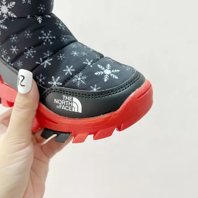 The North Face কালো লাল কুইল্টেড আইসোলেটেড উপরের স্নোফ্লেক প্রিন্ট স্নো বুটস 12