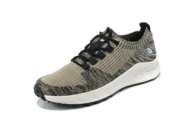 The North Face Tênis pretos e brancos com upper de knit silhueta de perfil baixo 3