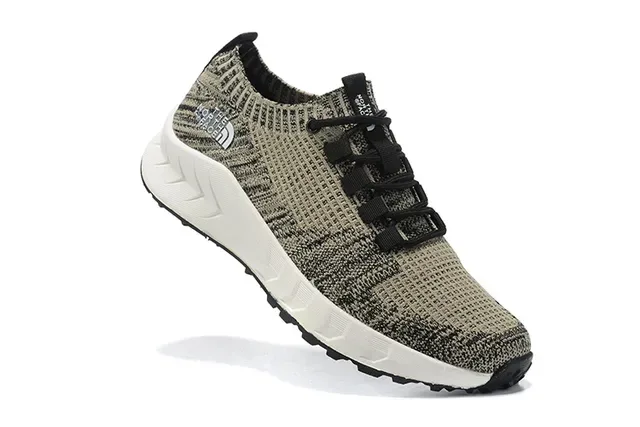 The North Face Tênis pretos e brancos com upper de knit silhueta de perfil baixo 4