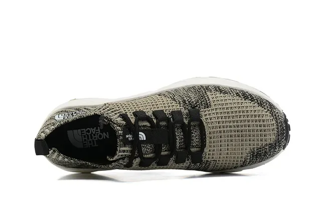 The North Face Tênis pretos e brancos com upper de knit silhueta de perfil baixo 6