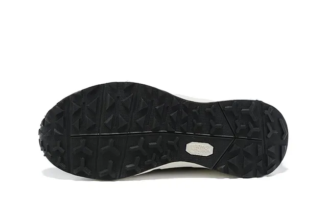 The North Face Tênis pretos e brancos com upper de knit silhueta de perfil baixo 8