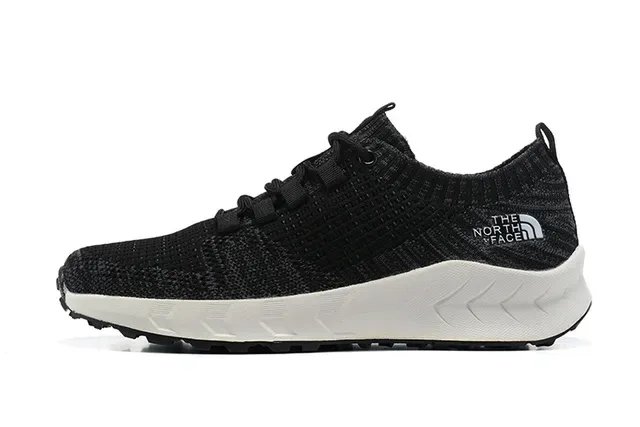 The North Face Tênis pretos e brancos com upper de knit silhueta de perfil baixo 9