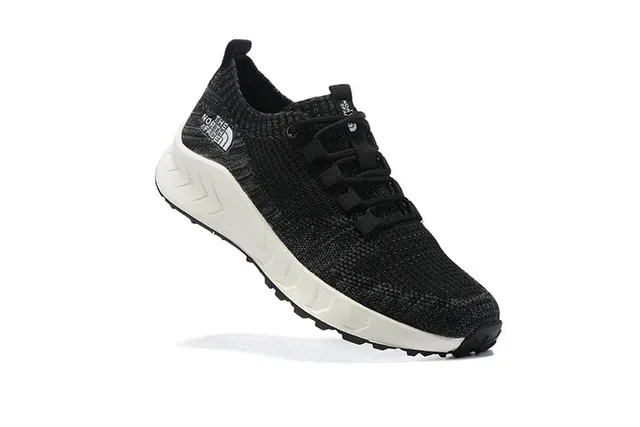 The North Face Tênis pretos e brancos com upper de knit silhueta de perfil baixo 10