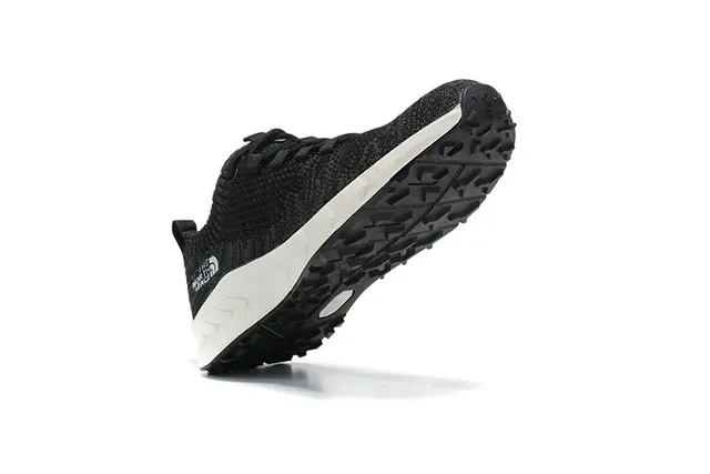 The North Face Tênis pretos e brancos com upper de knit silhueta de perfil baixo 11