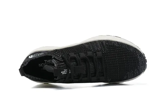The North Face Tênis pretos e brancos com upper de knit silhueta de perfil baixo 12
