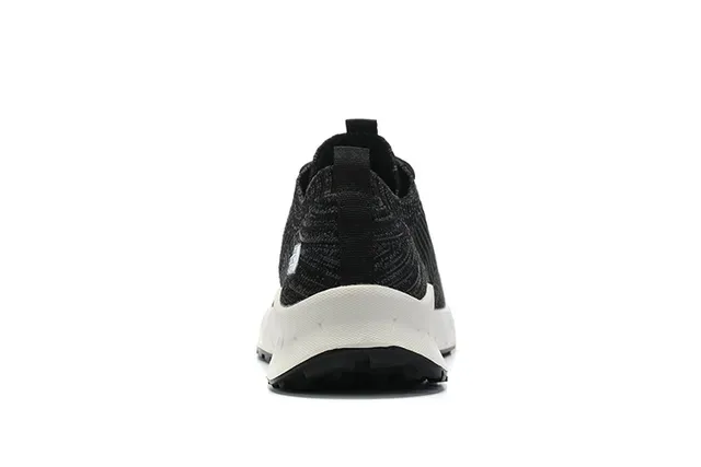 The North Face Tênis pretos e brancos com upper de knit silhueta de perfil baixo 13