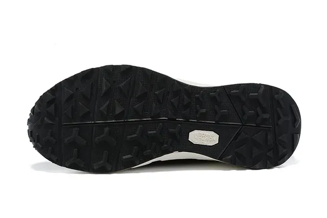 The North Face Tênis pretos e brancos com upper de knit silhueta de perfil baixo 14