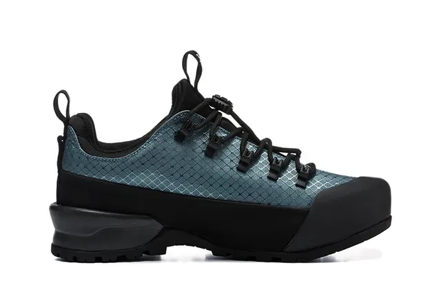 The North Face White Black Low-Cut Hiking Boot Grid-Mesh Upper Sneakers 6