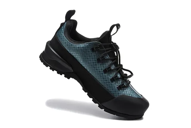 The North Face White Black Low-Cut Hiking Boot Grid-Mesh Upper Sneakers 7