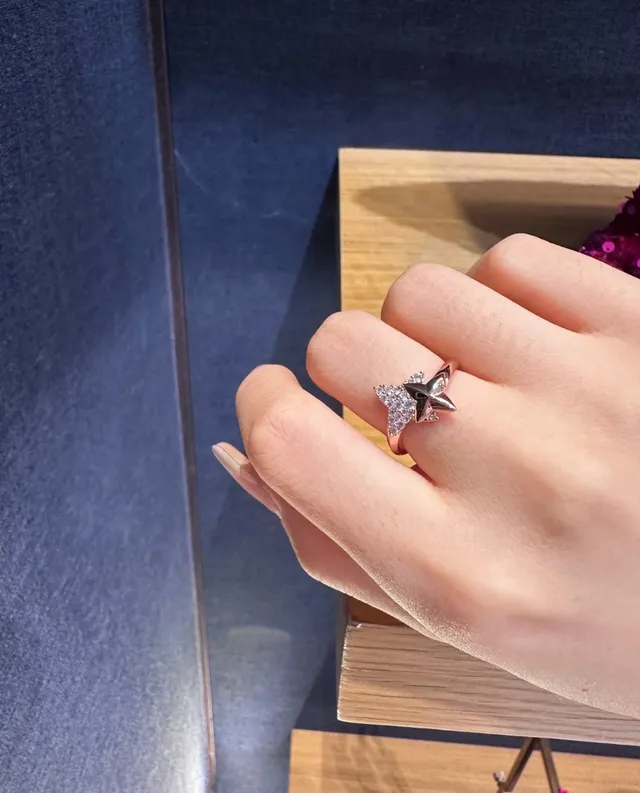 Tiffany & Co. সোনা নীল তারার আকৃতির ক্লাস্টার পাভে-সেট পাথর আঙটি 4