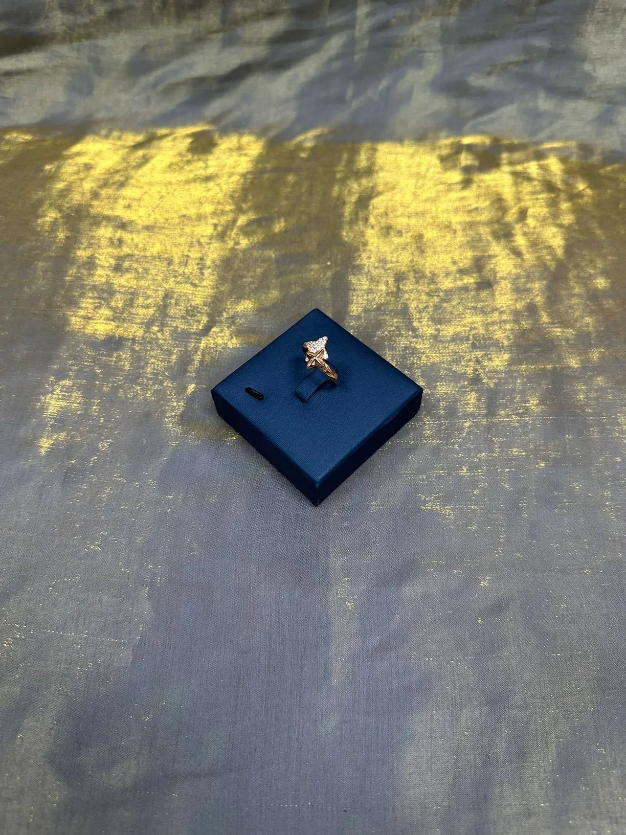 Tiffany & Co. সোনা নীল তারার আকৃতির ক্লাস্টার পাভে-সেট পাথর আঙটি 8