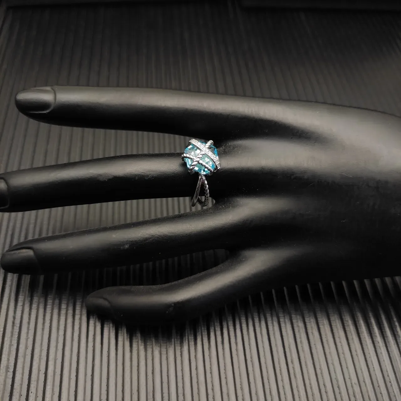 Bague Tiffany & Co. Knot Topaze Bleue et Diamant 6