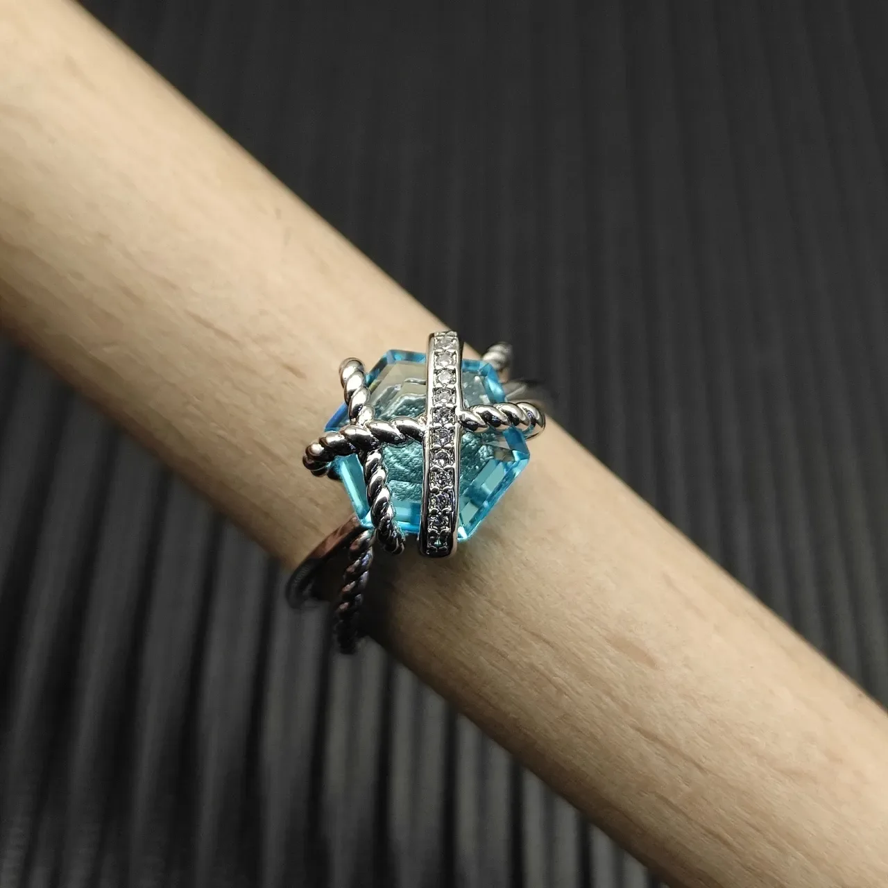 Bague Tiffany & Co. Knot Topaze Bleue et Diamant 7