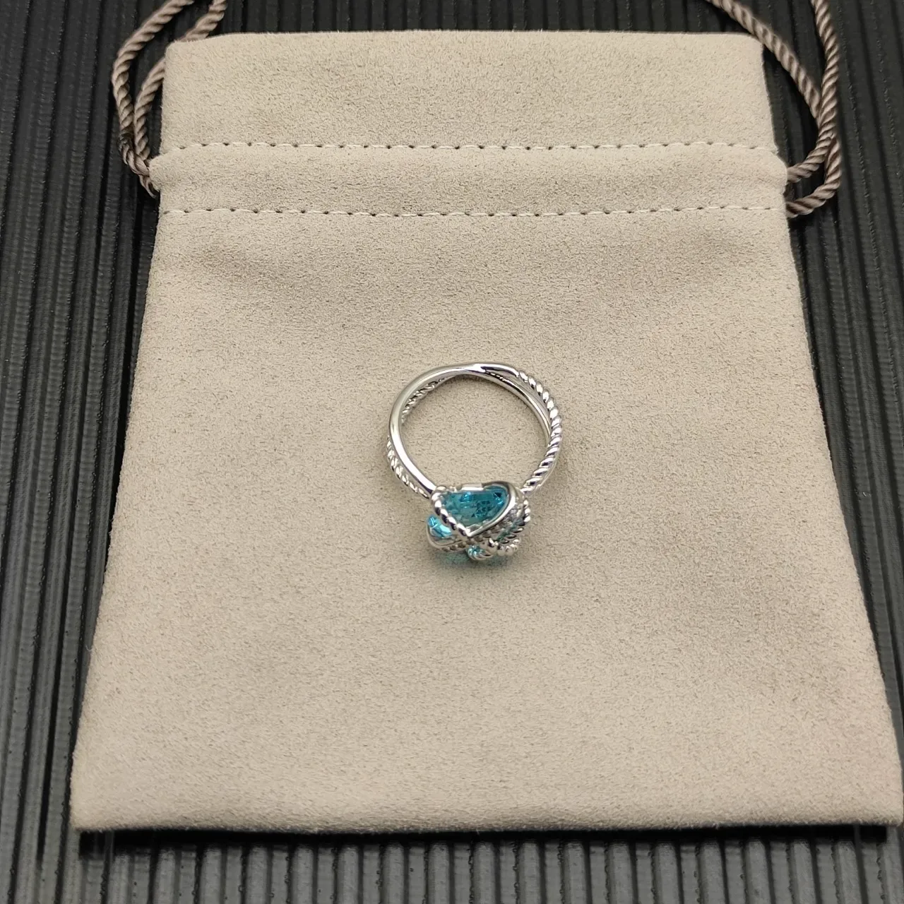 Bague Tiffany & Co. Knot Topaze Bleue et Diamant 8