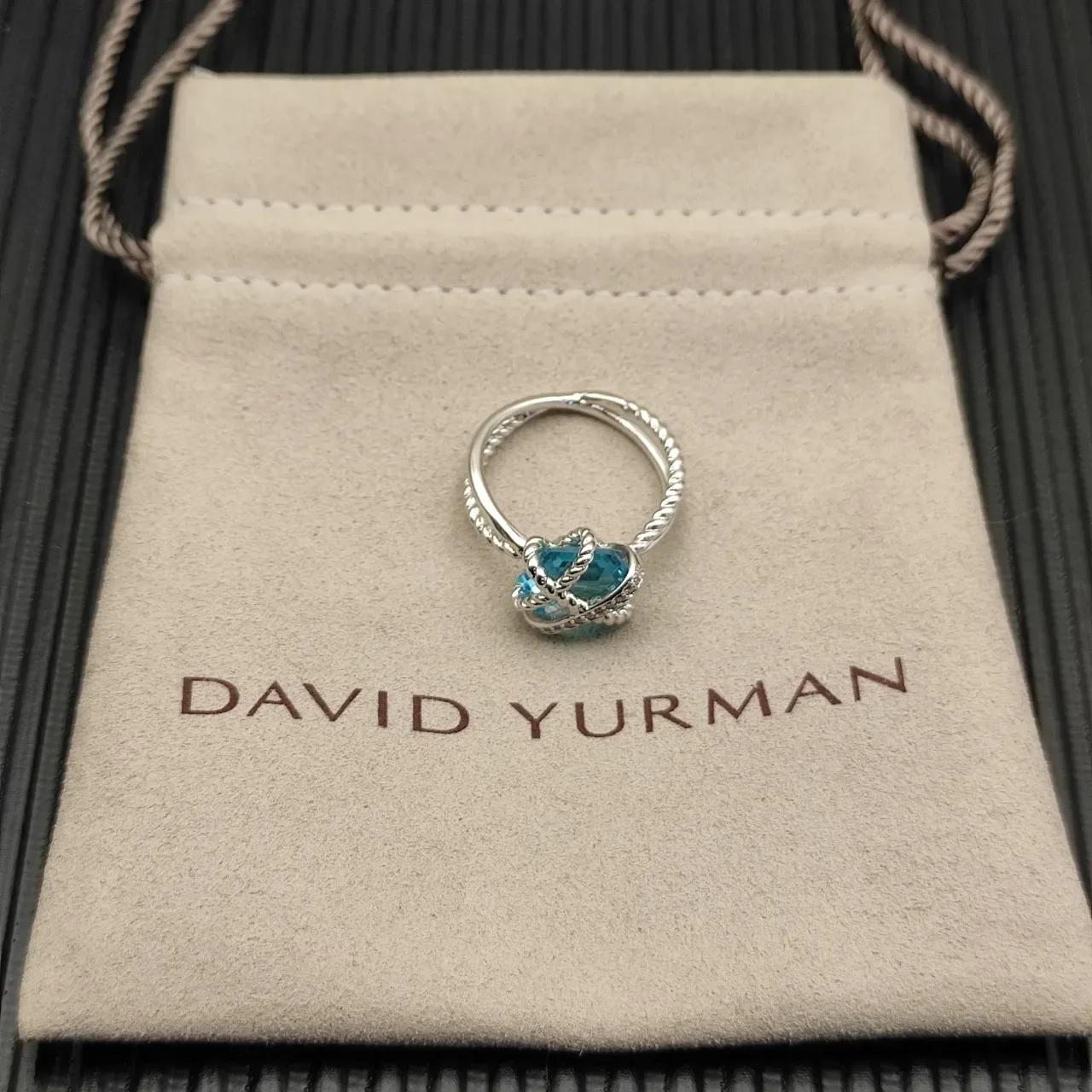 Bague Tiffany & Co. Knot Topaze Bleue et Diamant 9
