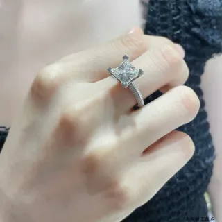 Tiffany & Co. प्रिंसेस-कट सोलिटेयर पावे रिंग