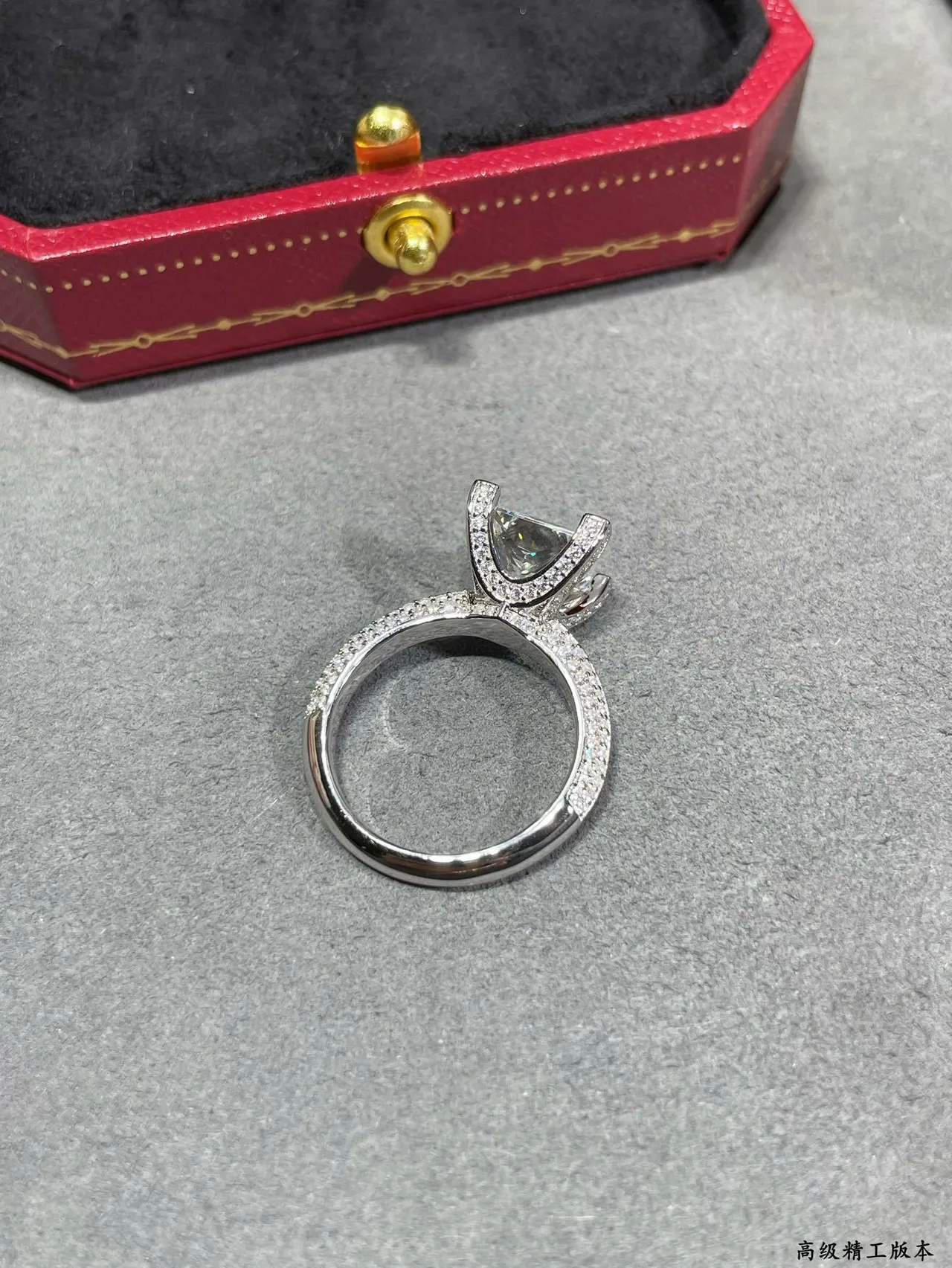 Tiffany & Co. Bague solitaire avec diamant taille Princesa et pavé 6