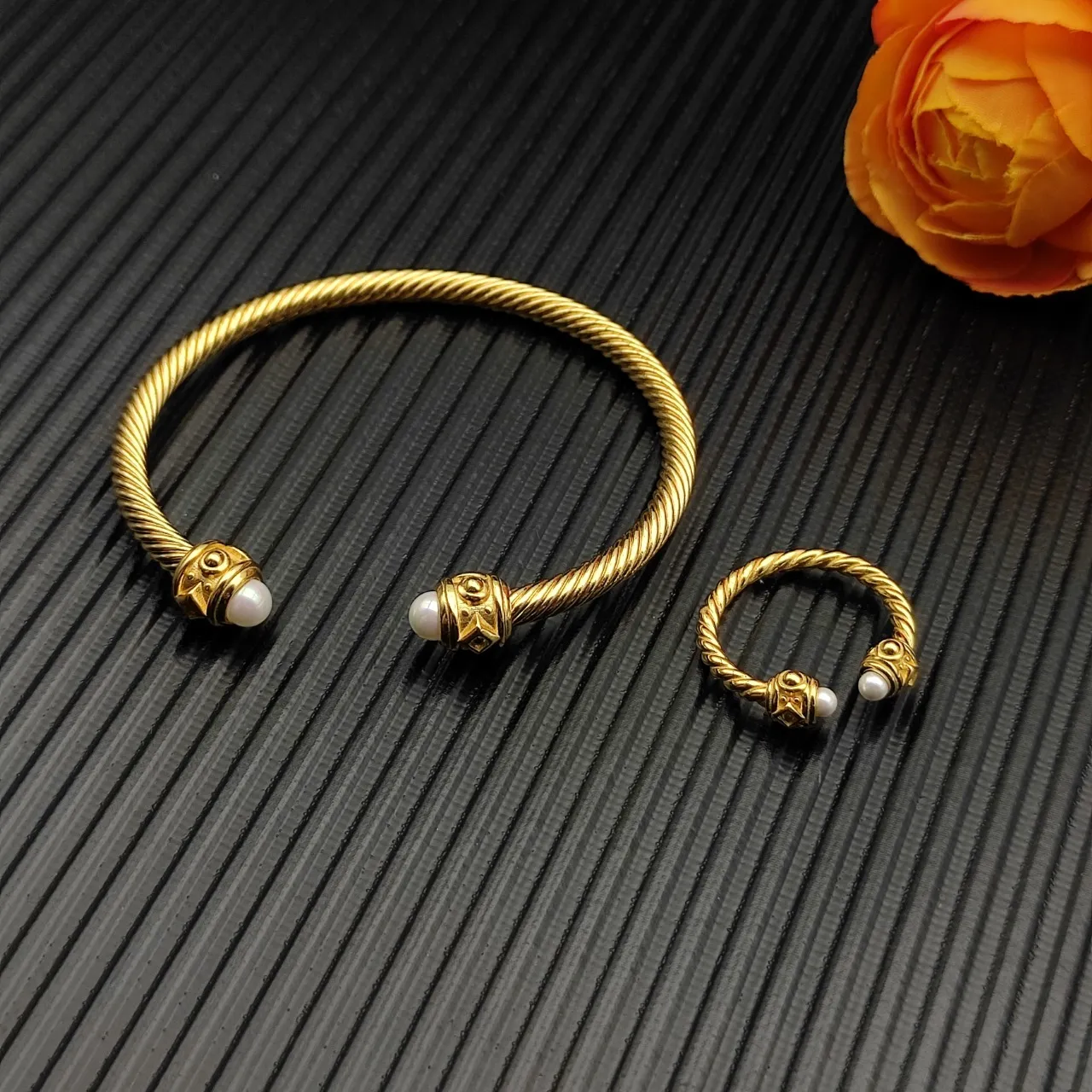Tiffany & Co. Anillo de perla y diamante estilo cuerda 2