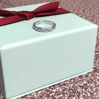 Tiffany & Co. x Barbie उकेरा हुआ स्कैलप्ड बैंड रिंग