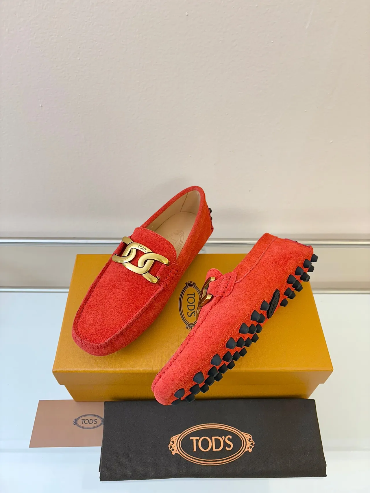 Tod's Double T Loafer लाल स्यूड सोने का बकल लोफर्स 2