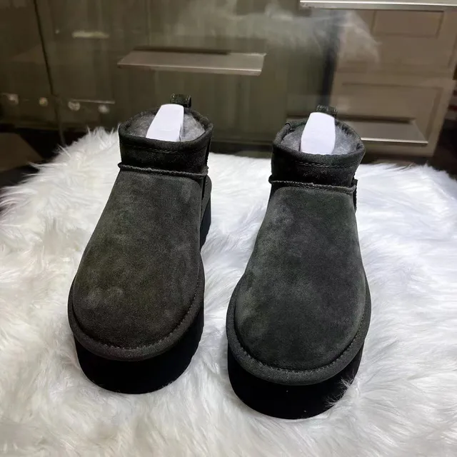 UGG आर्मी ग्रीन काला सूड ऊपरी शियरलिंग लाइन स्नो बूट्स 2