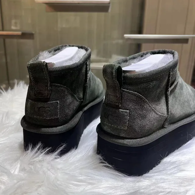 UGG आर्मी ग्रीन काला सूड ऊपरी शियरलिंग लाइन स्नो बूट्स 4
