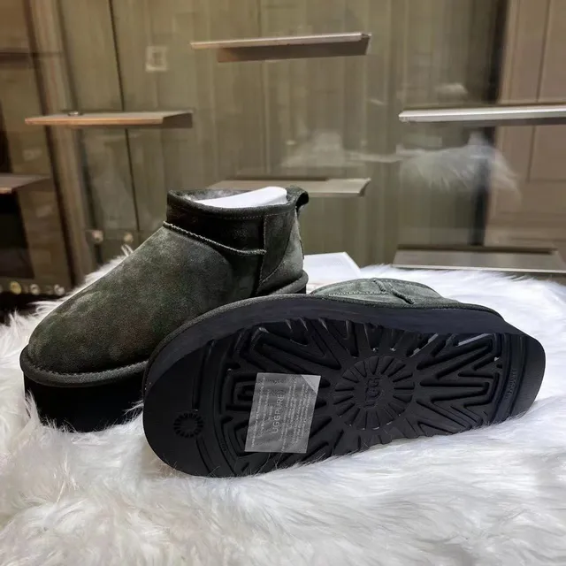 UGG आर्मी ग्रीन काला सूड ऊपरी शियरलिंग लाइन स्नो बूट्स 6