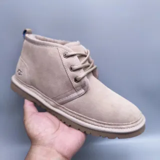 UGG बीयेज ब्राउन सूड ऊपरी लेस-अप चुकका एंक्ल बूट्स