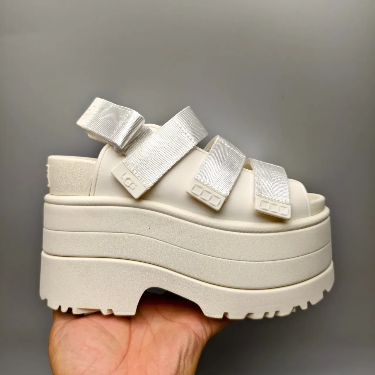UGG 米色银色厚底厚底多带休闲凉鞋 2