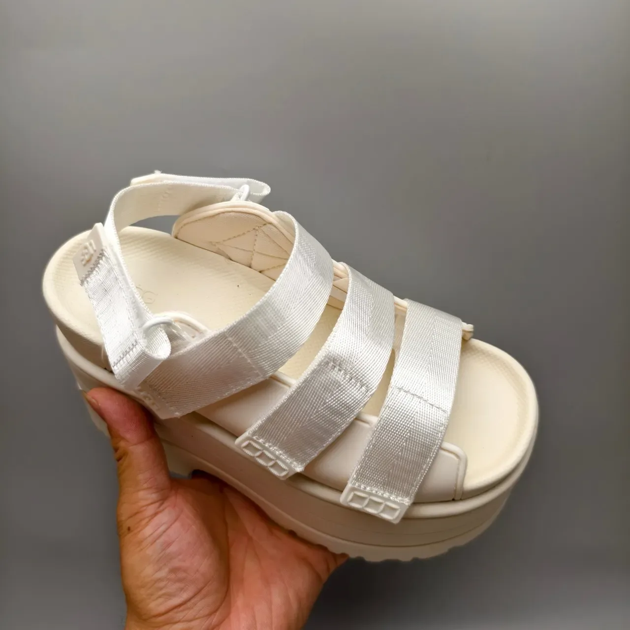 UGG 米色银色厚底厚底多带休闲凉鞋 3