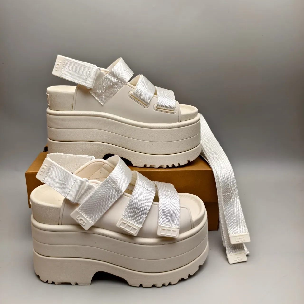 UGG 米色银色厚底厚底多带休闲凉鞋 5