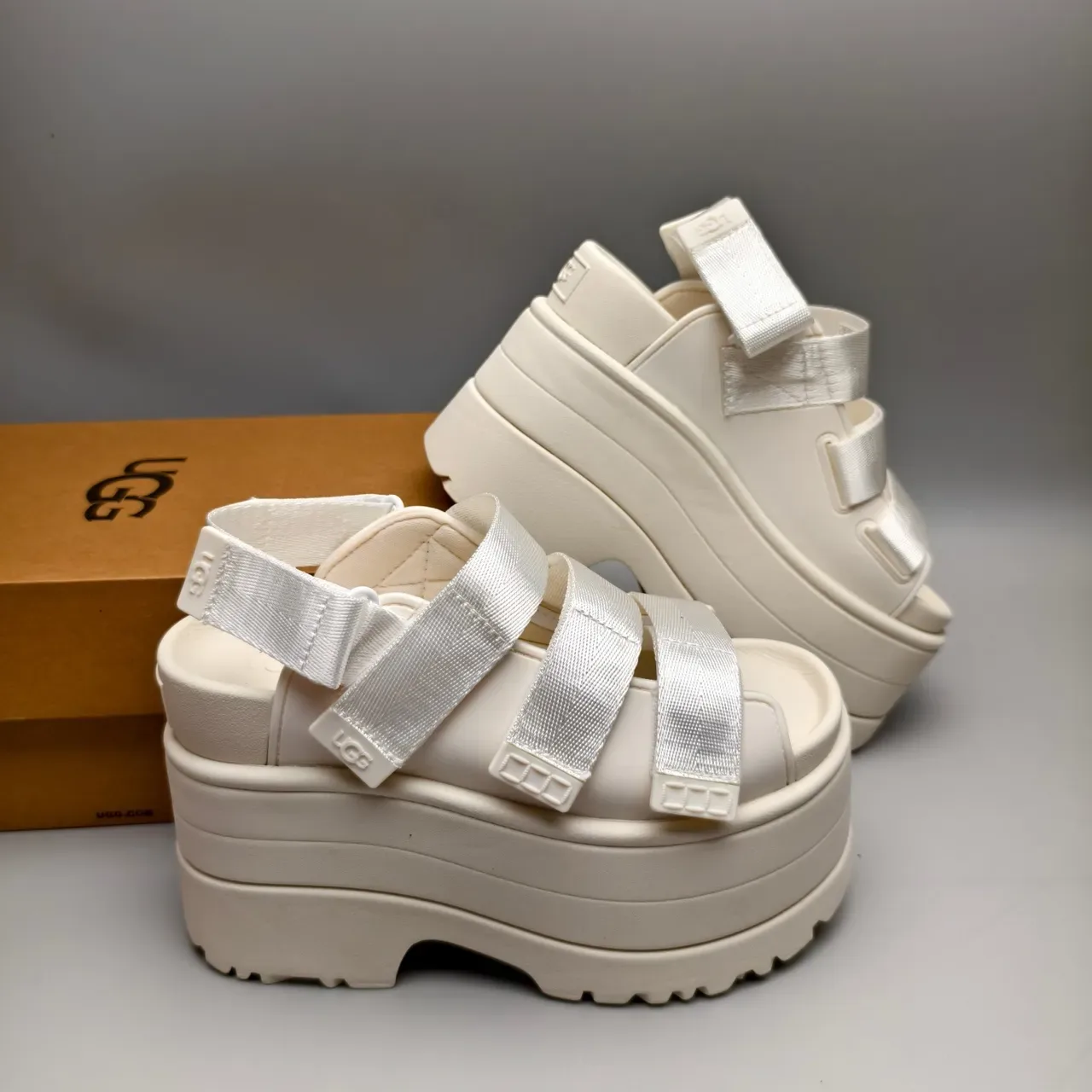 UGG 米色银色厚底厚底多带休闲凉鞋 6