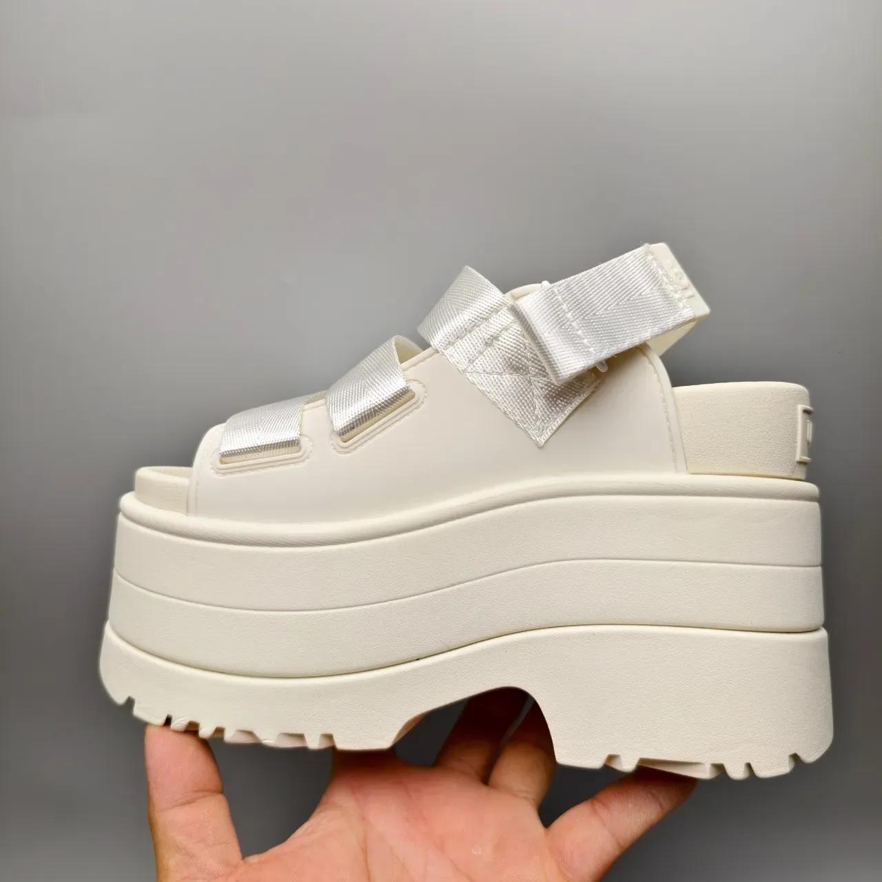 UGG 米色银色厚底厚底多带休闲凉鞋 7