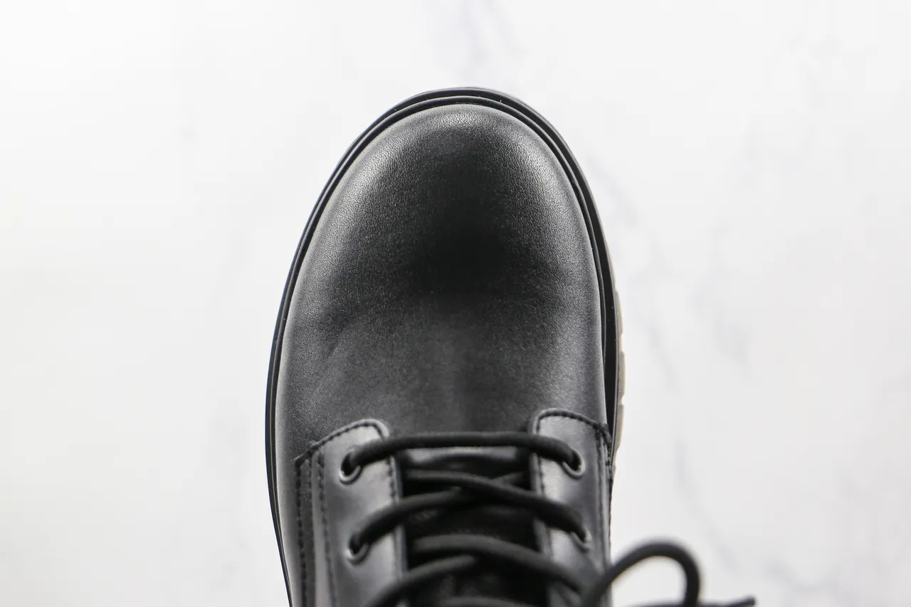 UGG কালো লেস-আপ ইলাস্টিক সাইড গুসেট এনকেল বুট 6