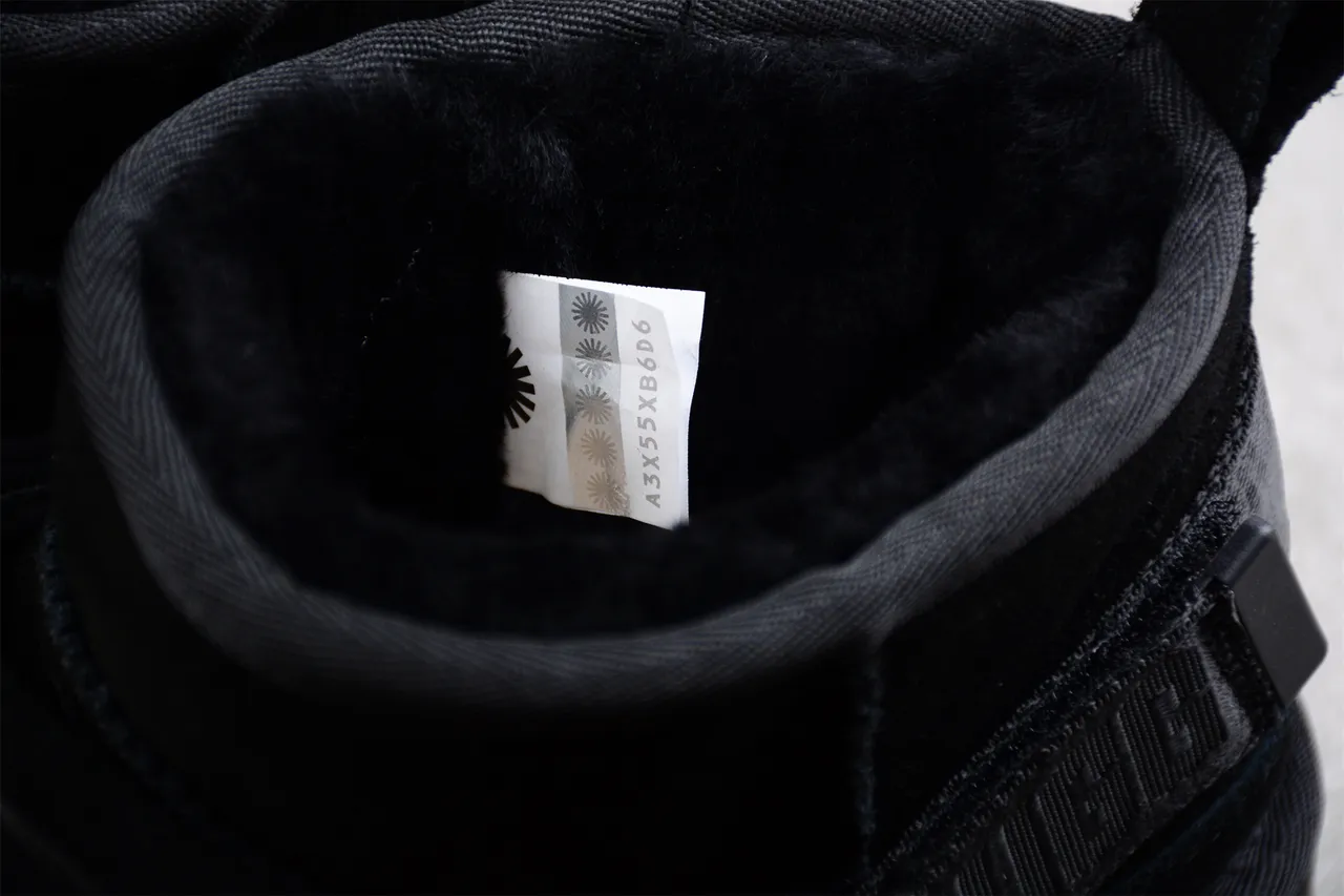 UGG Botas de Nieve Negras Forradas con Shearling y Cierre con Doble Correa 5
