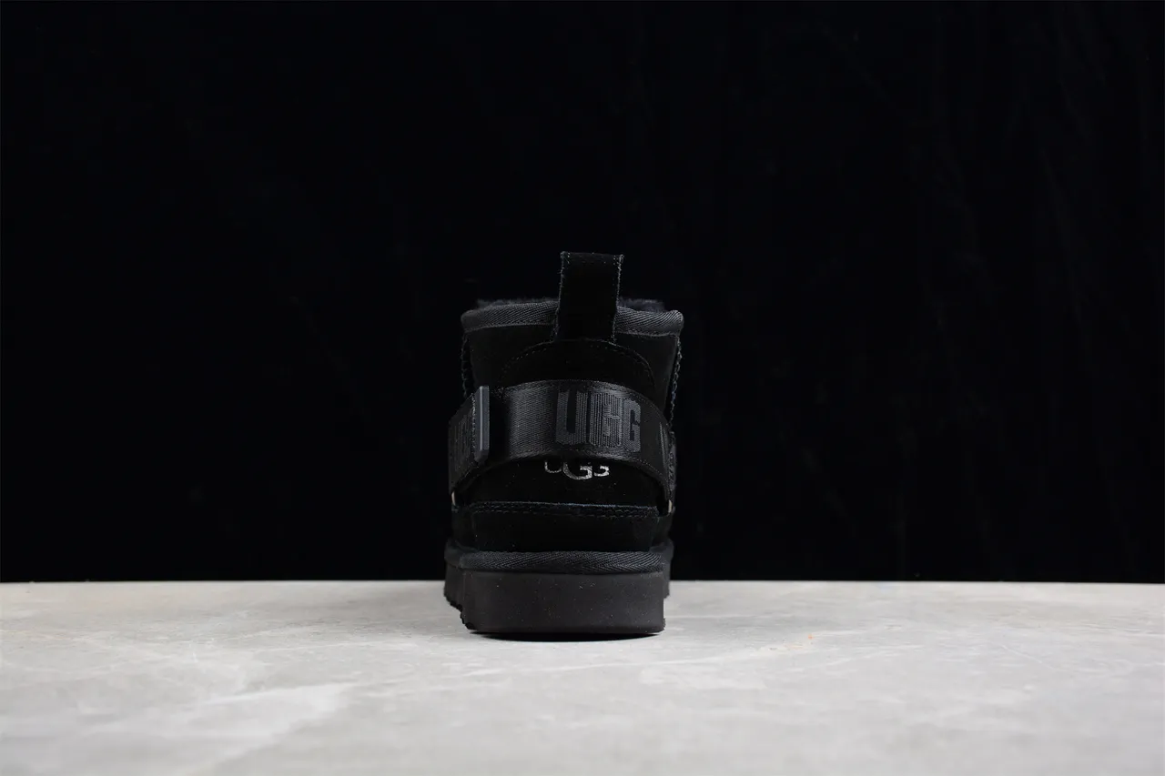 UGG Botas de Nieve Negras Forradas con Shearling y Cierre con Doble Correa 9