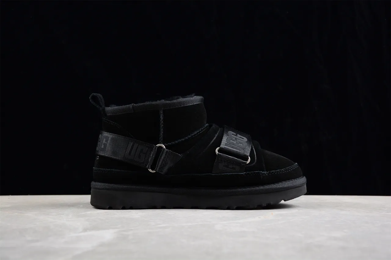 UGG Botas de Nieve Negras Forradas con Shearling y Cierre con Doble Correa 10
