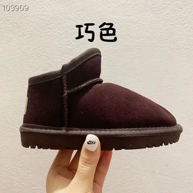 UGG Botas de Nieve Negras Slip-On con Forro de Cordero 4