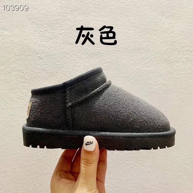 UGG Botas de Nieve Negras Slip-On con Forro de Cordero 7